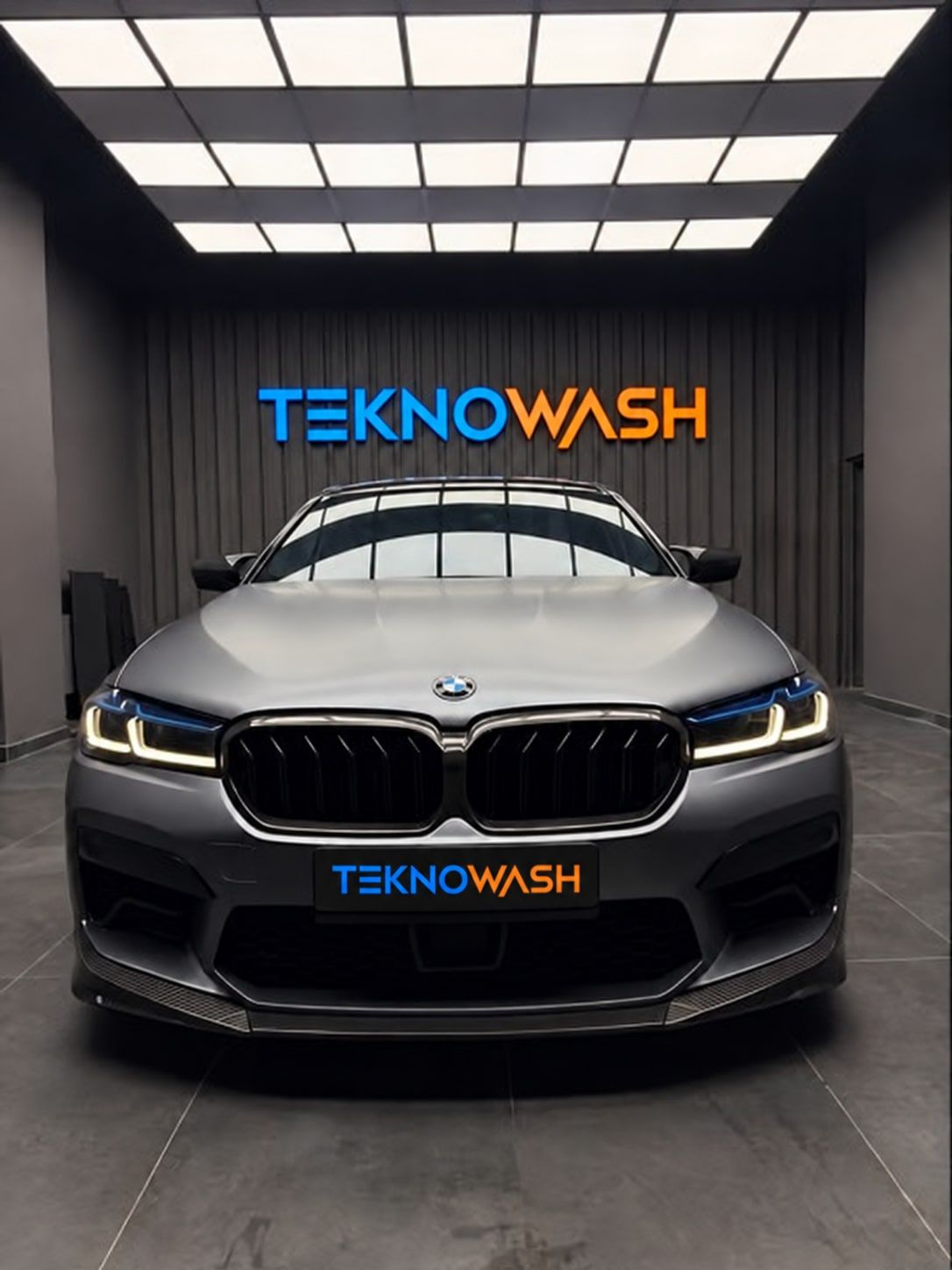 Teknowash tabelalı detaylı bakım alanında gri bir otomobil